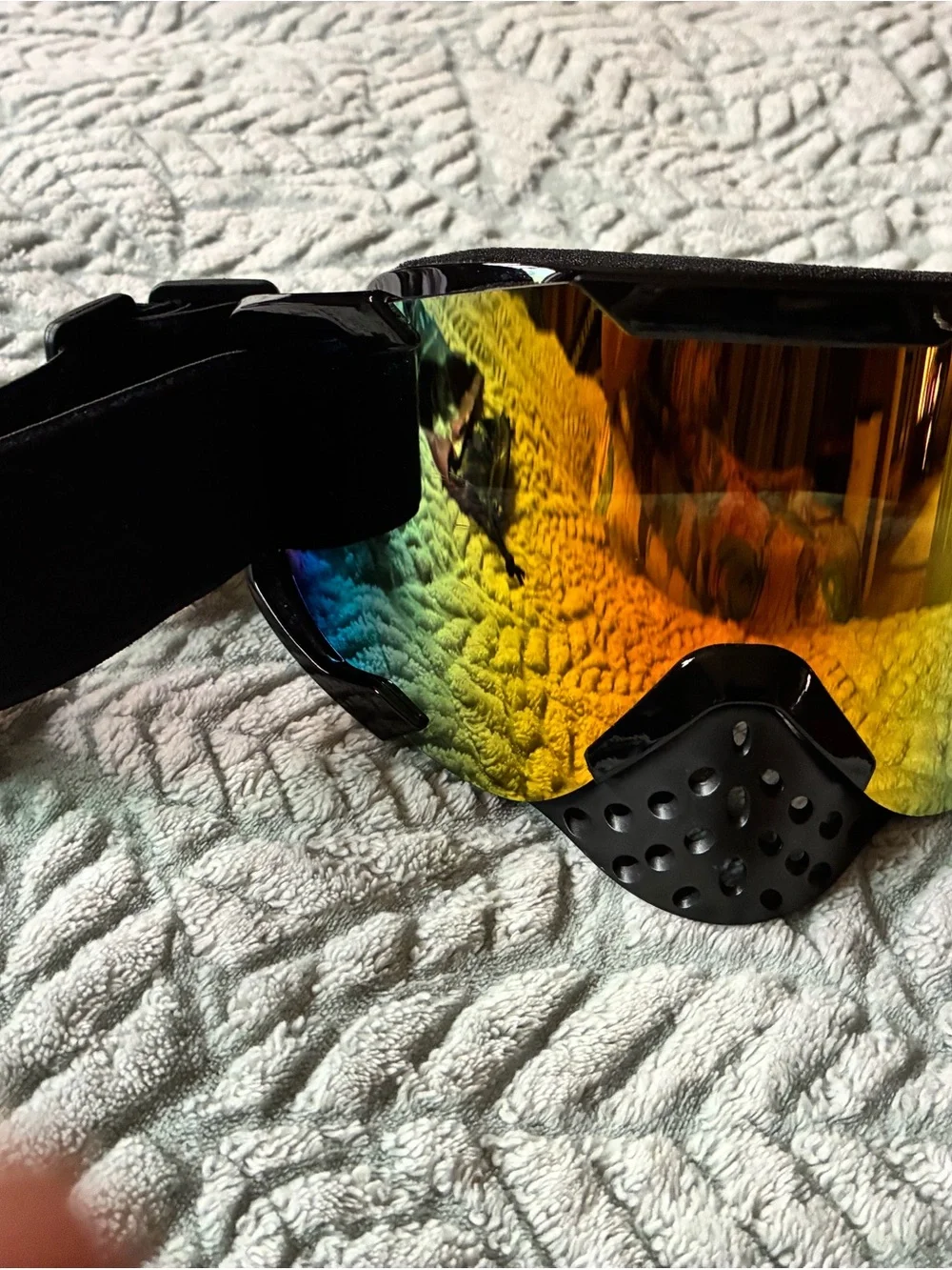 Black Ski/sbowboard/mountain bike Goggles with Iridescent mirror lenses